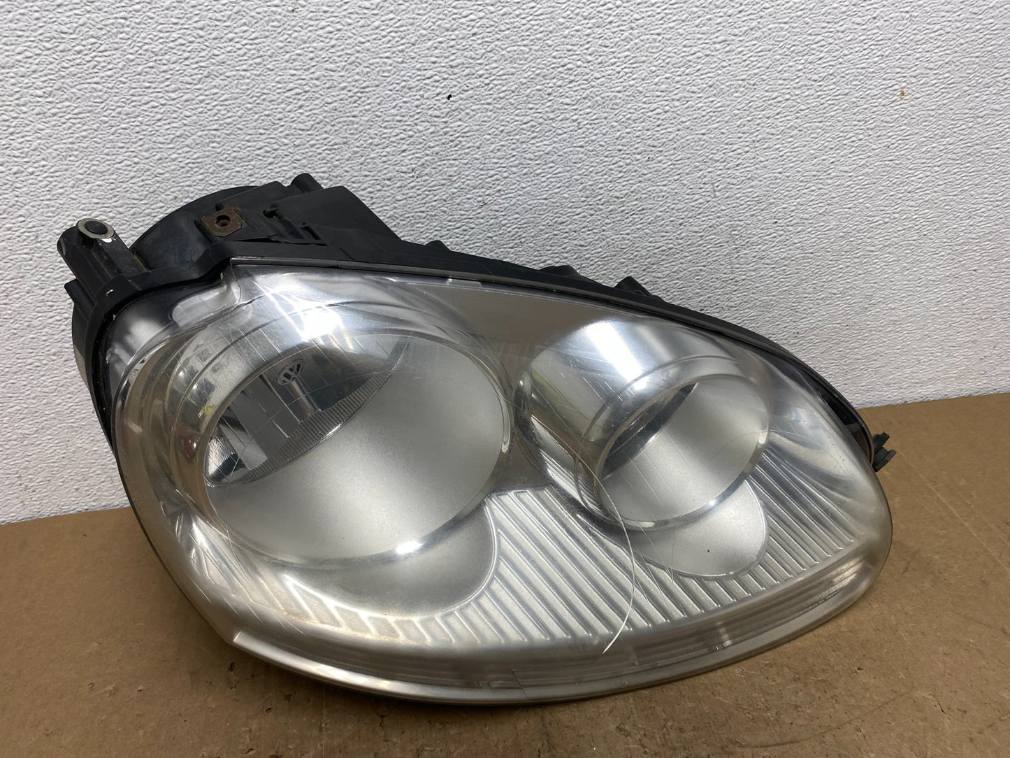2005 - 2010 Volkswagen Jetta Right Passenger RH Side Headlight Halogen AC6019 DW0
