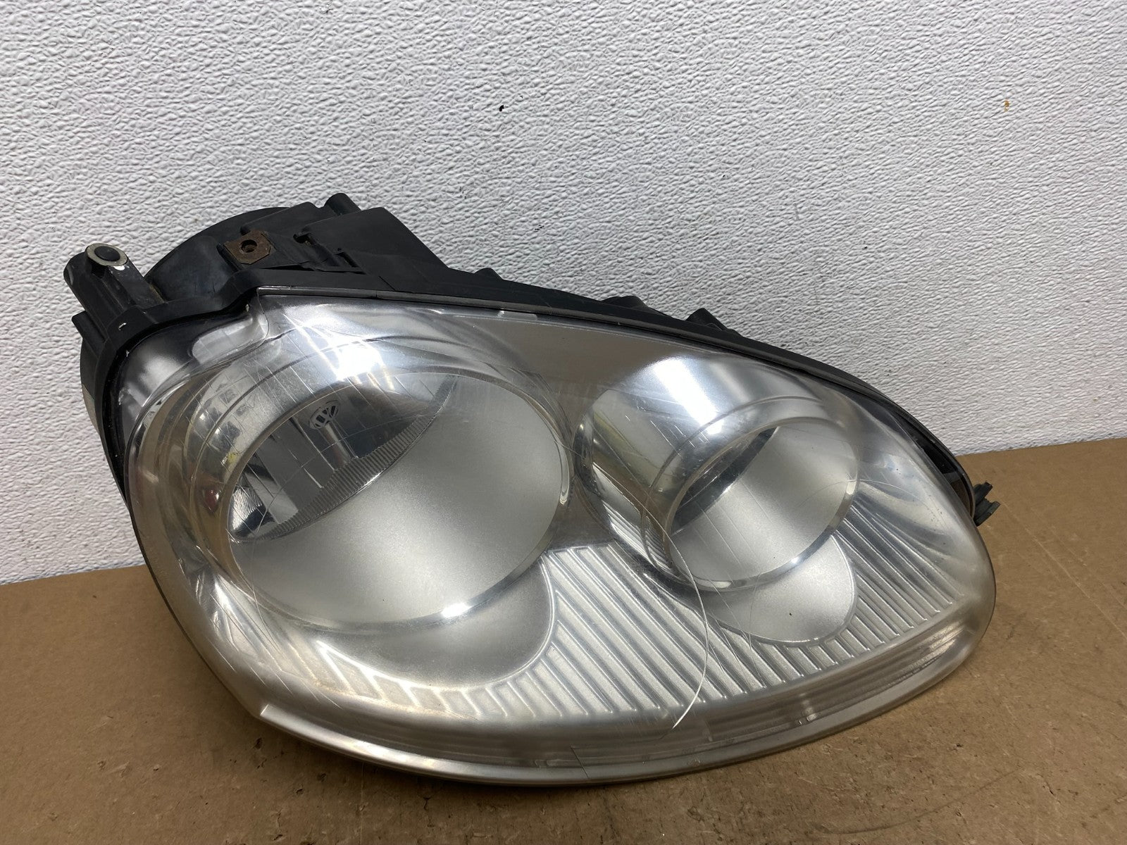 2005 - 2010 Volkswagen Jetta Right Passenger RH Side Headlight Halogen AC6019 DW0