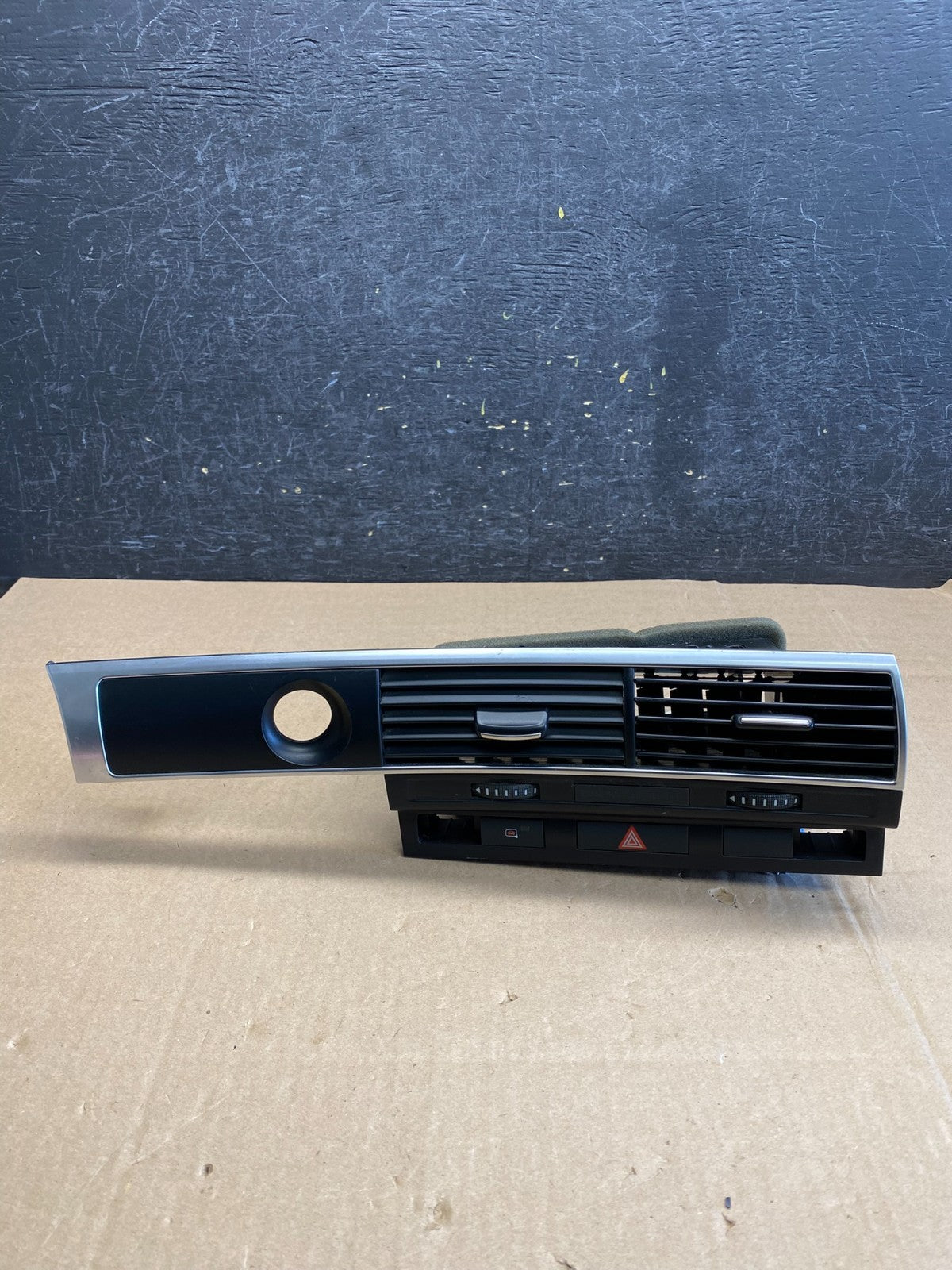 2006 to 2011 Audi A6 Center Dashboard Air Vent ai2993 DG0