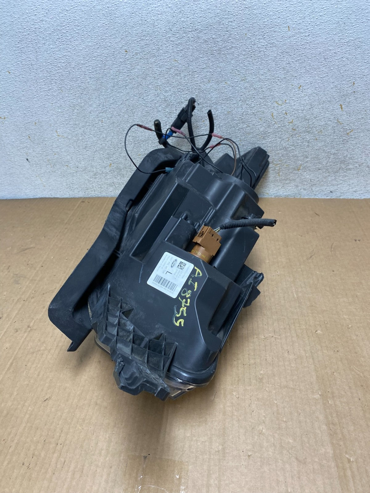 2013 to 2019 Ford Taurus Left Driver LH Side Headlight Halogen AI8755 DW11