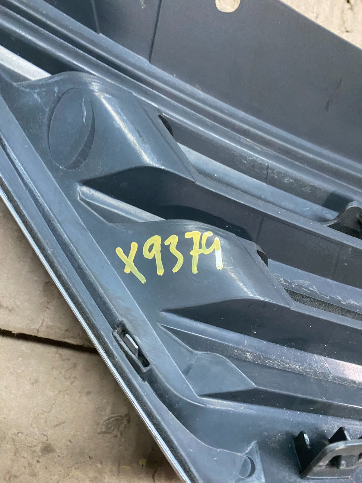2010 to 2012 Nissan Versa Hatchback Front Upper Grill Grille Oem  X9379 DG8