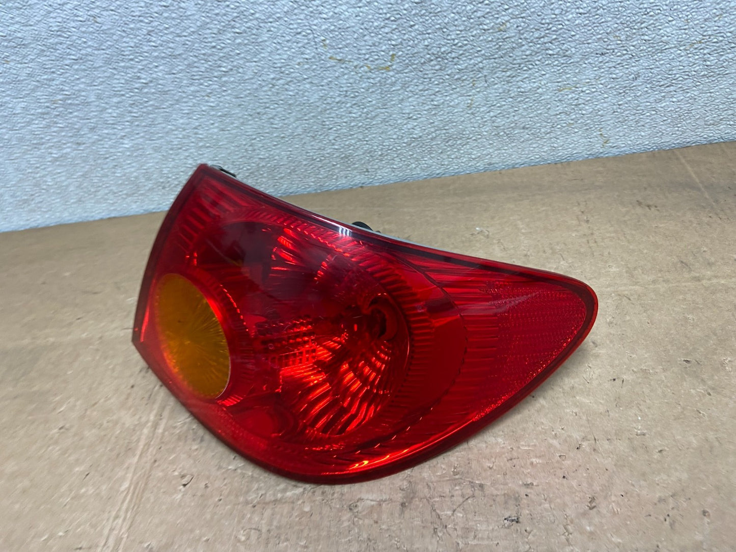 2003 to 2005 Toyota Corolla Right Passenger RH Side Tail Light Oem Y5932 DG1