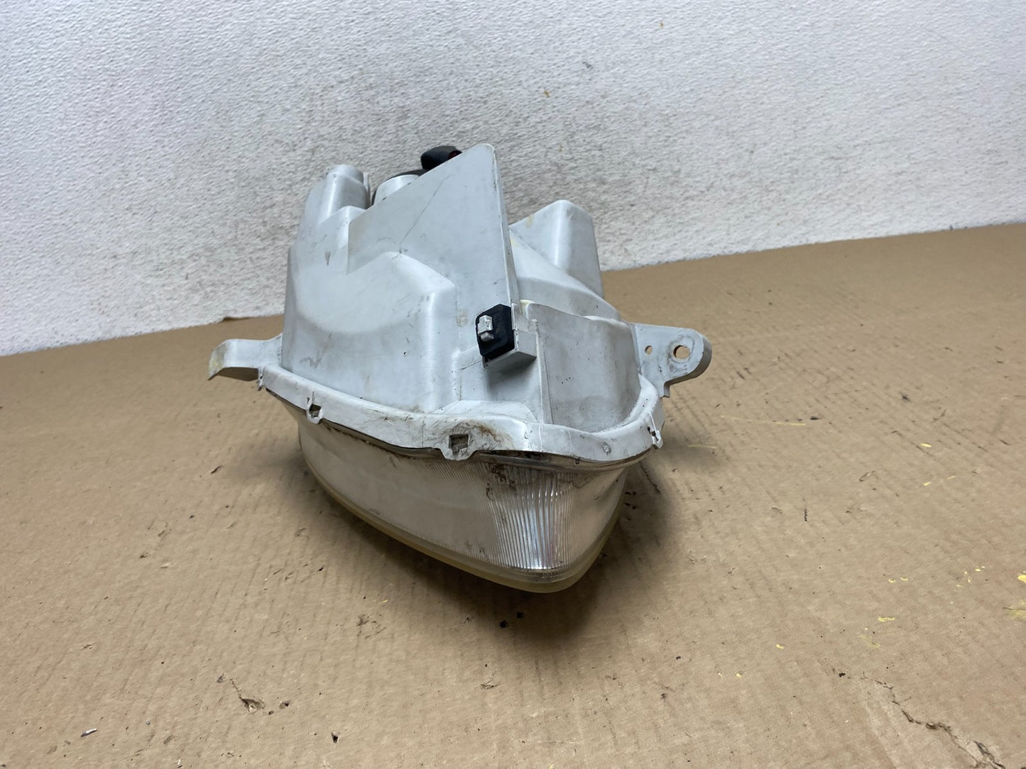 2005 to 2008 Pontiac Vibe Left Driver LH Side Headlight Halogen AG7975 DW9