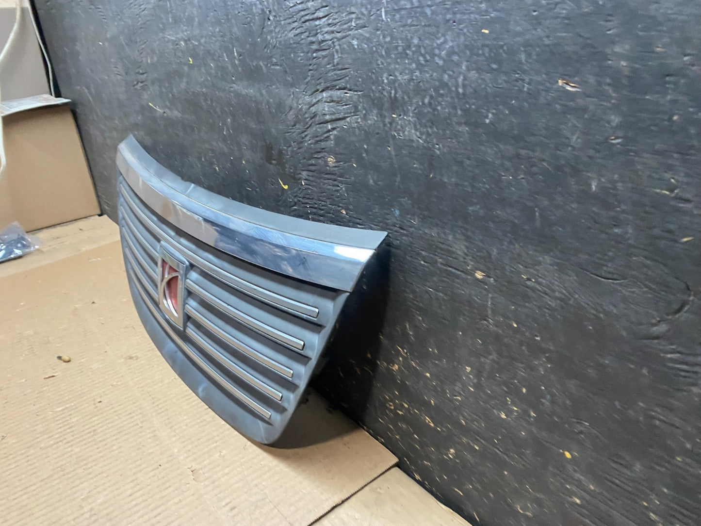 2006 2007 Saturn Vue Front Upper Grille Grill OEM W5727 DG1