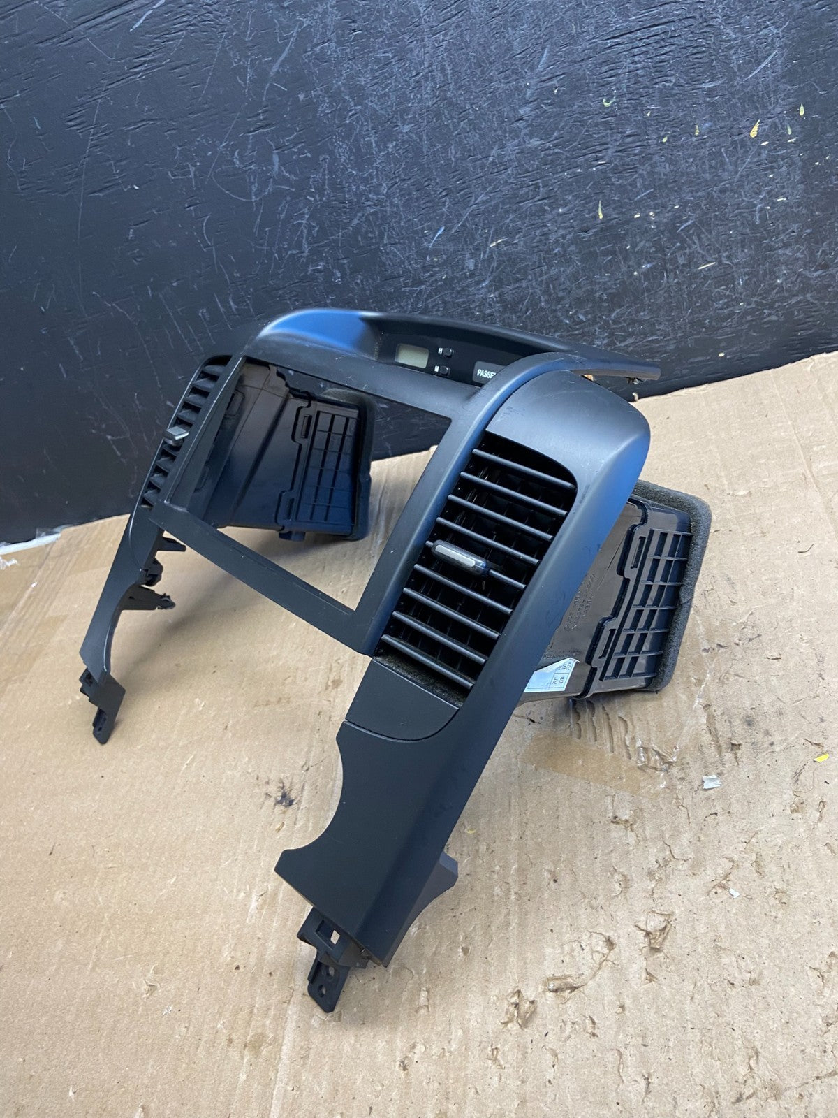 2006-2012 Hyundai Entourage Sedona Center Radio Clock Bezel Air Vent AE1975 DG2