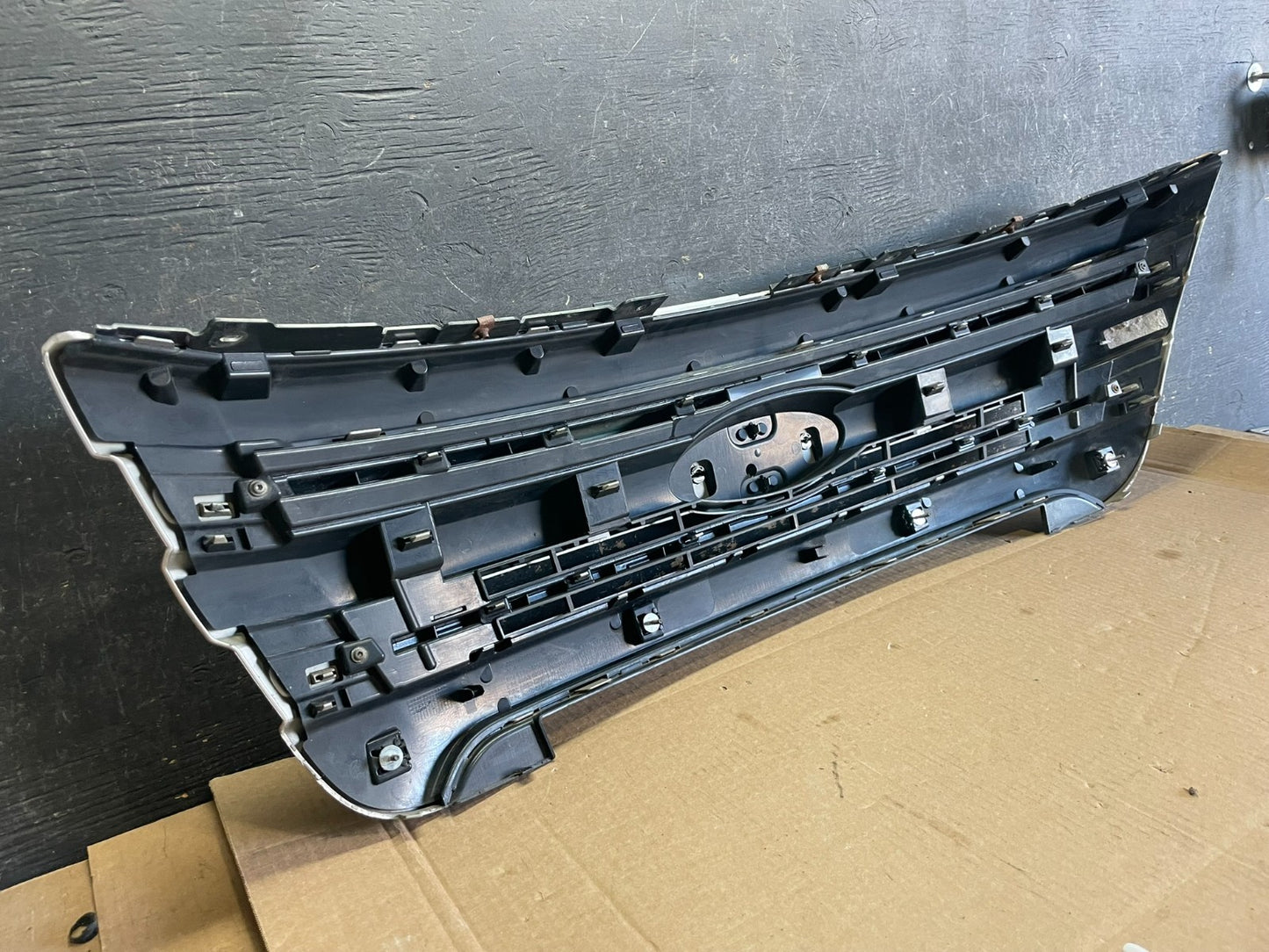 2011 to 2015 Ford Explorer Upper Front Grill Grille Oem ab3003 DG9