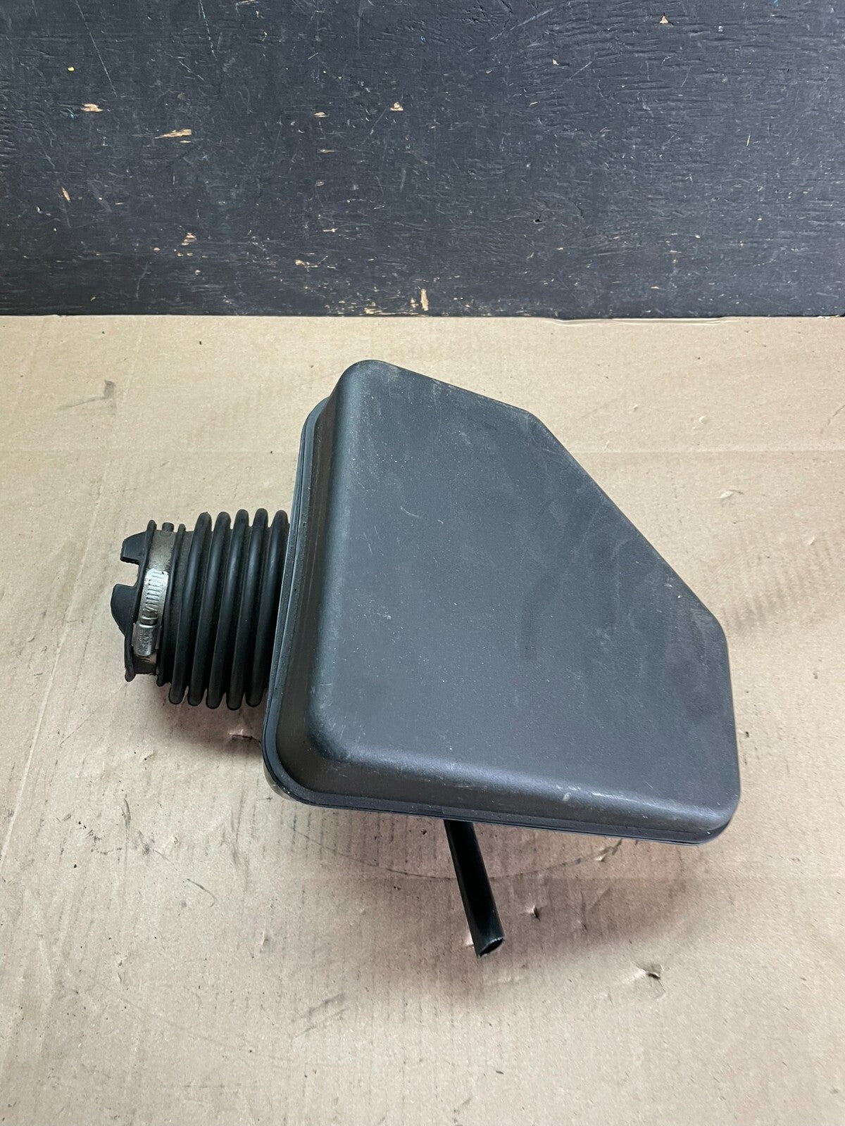2007 to 2010 Lincoln MKX 3.7L Air Cleaner Box Resonator OEM M8906 DG1