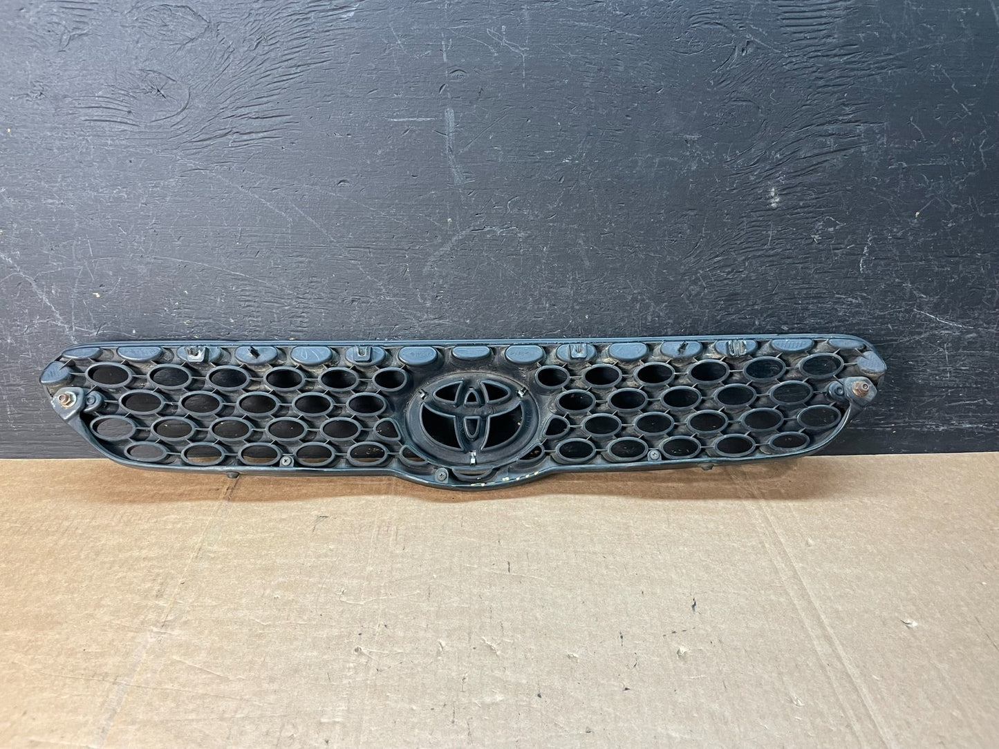 2003 to 2004 Toyota Matrix Front Upper Grill Grille AE8449 DG3