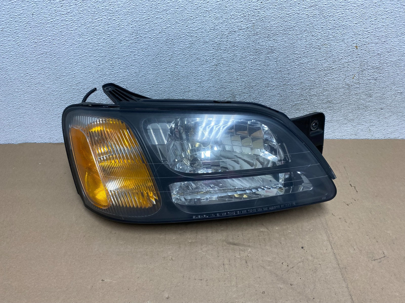2001 to 2004 Subaru Legacy Outback Right Passenger Rh Headlight AG4610 DW0