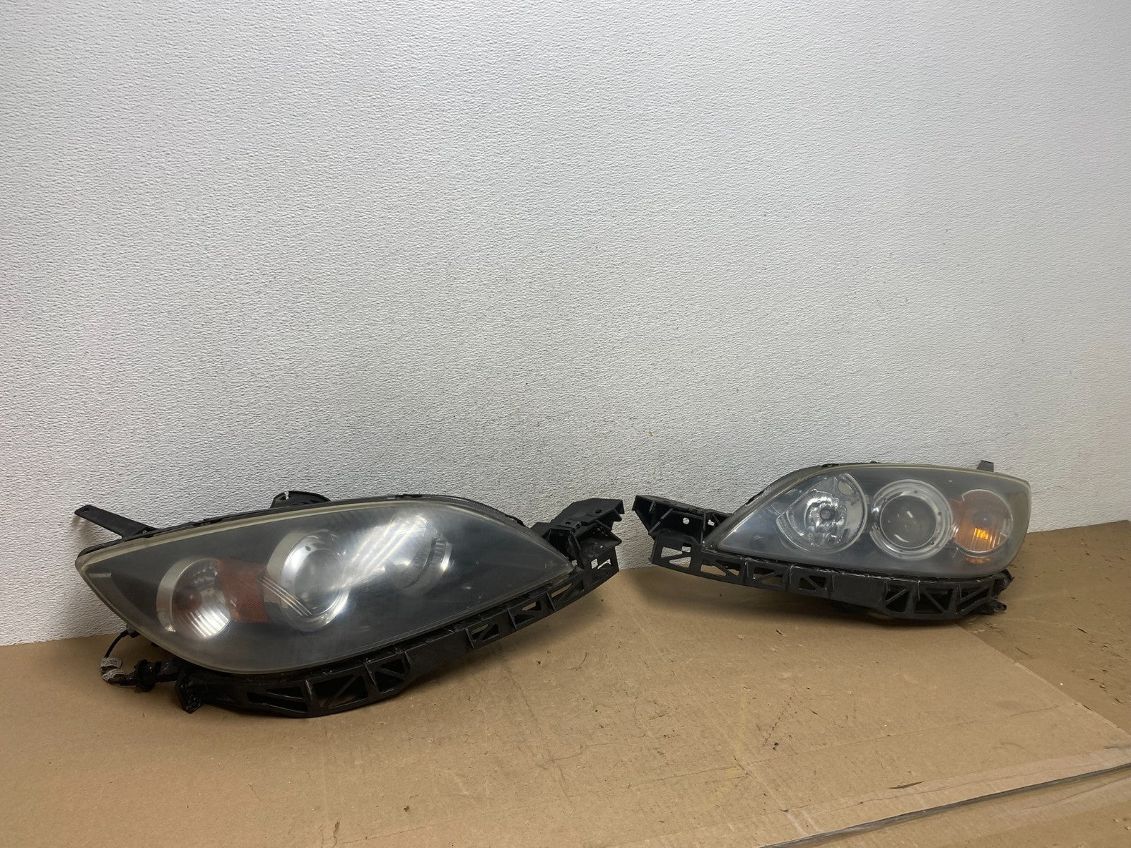 2004 to 2009 Mazda 3 Hatchback Left+Right Side Headlights AE6790 DW2