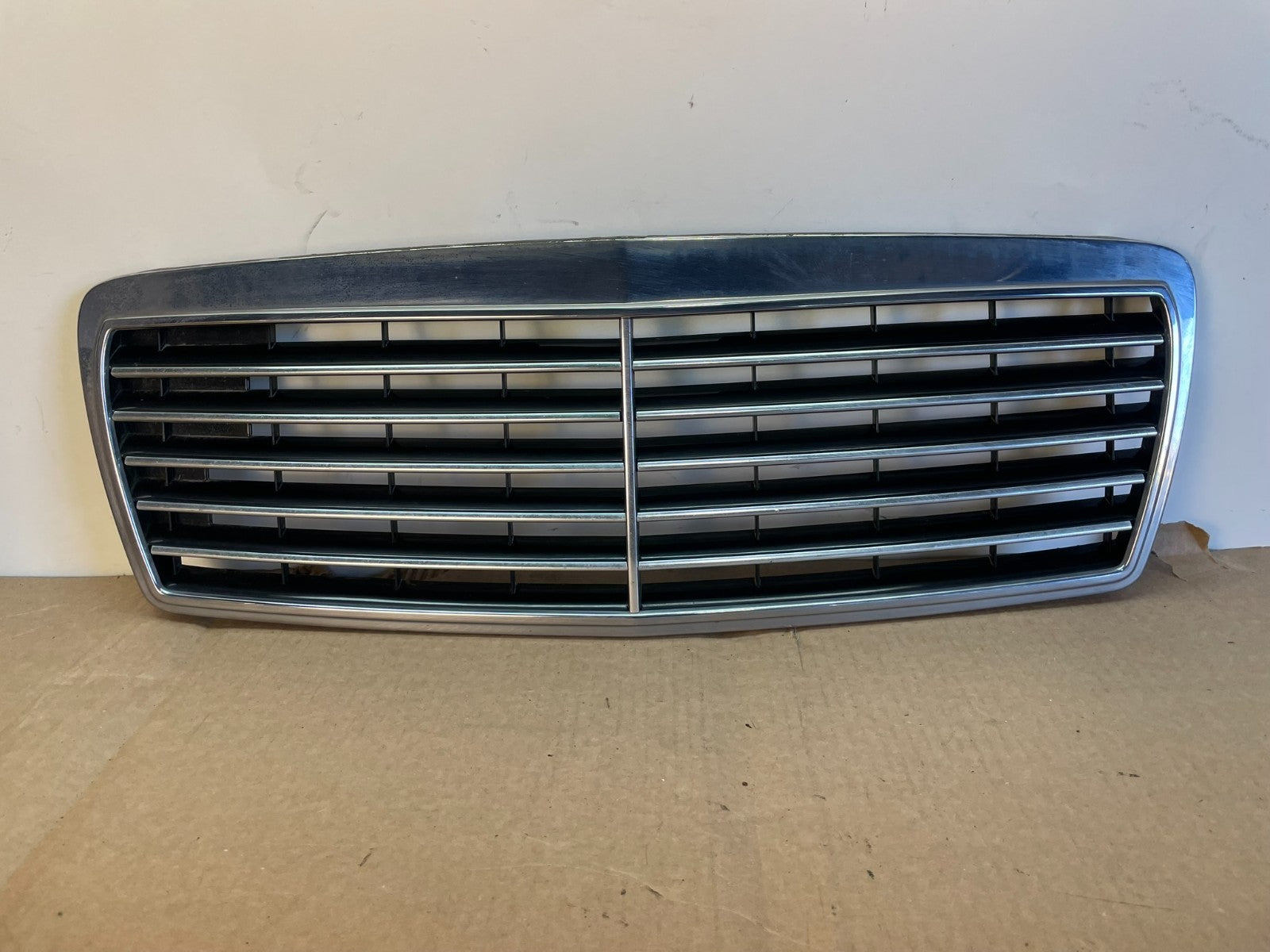 1996 to 1999 Mercedes Benz E320 Front Upper Grill Grill 2108880123 AG3088 DG0