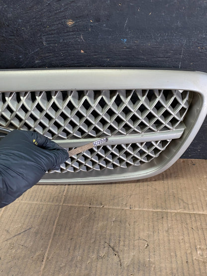 2004 to 2005 Kia Sedona Front Upper Grill Grille OEM r7819 DG5