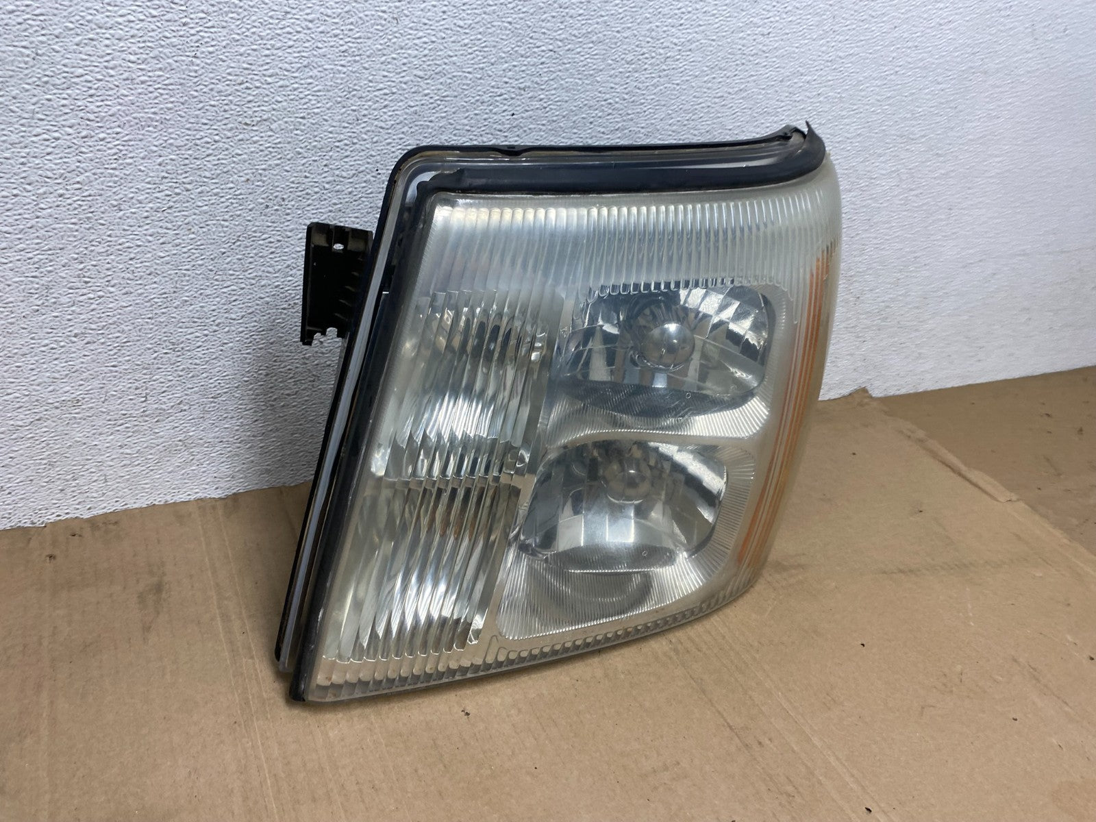 2002 to 2006 Cadillac Escalade Left Driver Lh Xenon HID Headlight AE9081 DW2