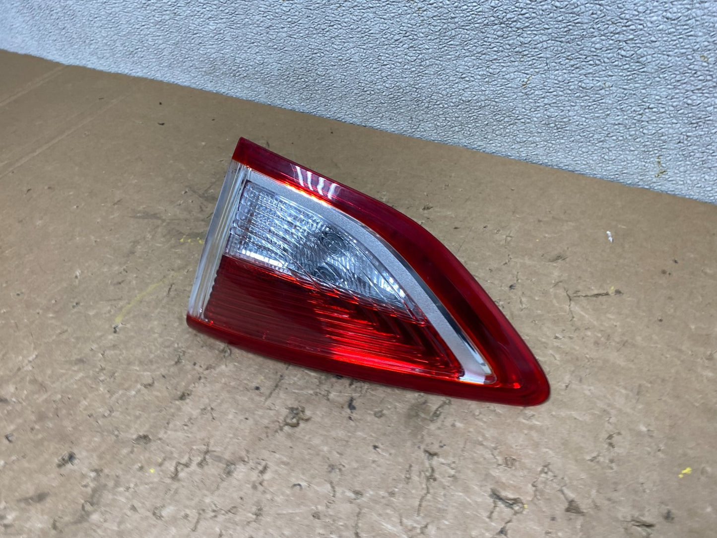 2013 to 2016 Ford Escape Right Passenger RH Side Inner Tail Light OEM V6105 DW2