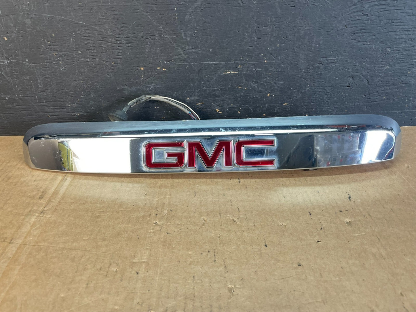 2007-2012 GMC Acadia Chrome Tailgate Rear Finish Molding Back W/Camera AE8411 DW0