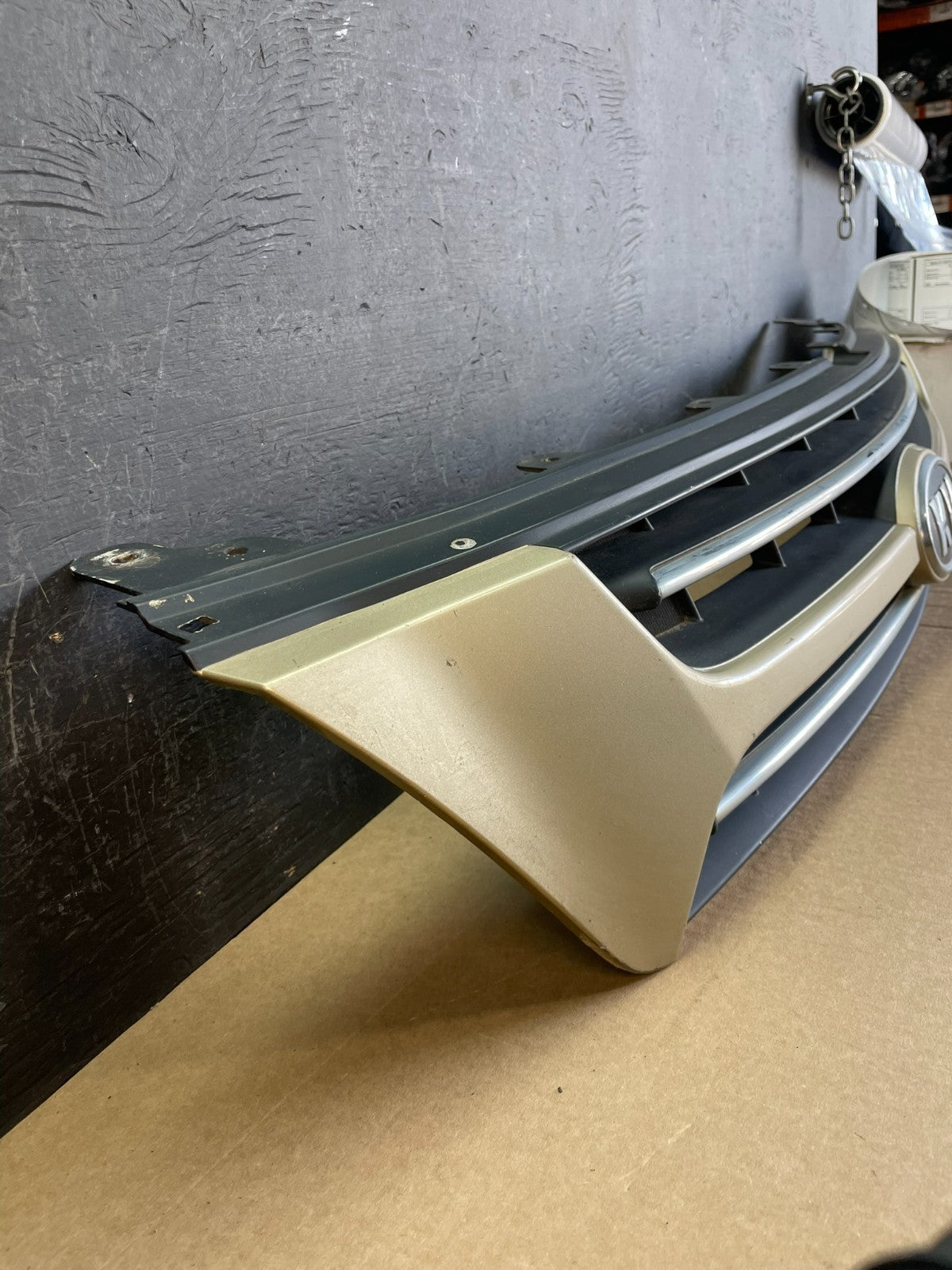 2006 to 2010 Kia Sedona Front Upper Grill Grille AC9964 DG2