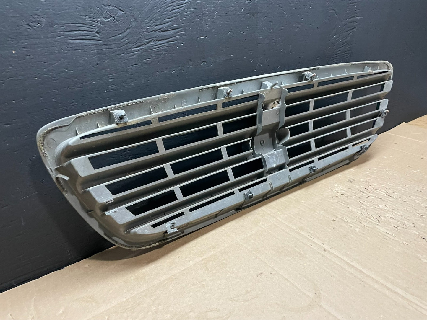 2001 to 2004 Kia Sedona Front Upper Grill Grille OEM AB3237 DG6