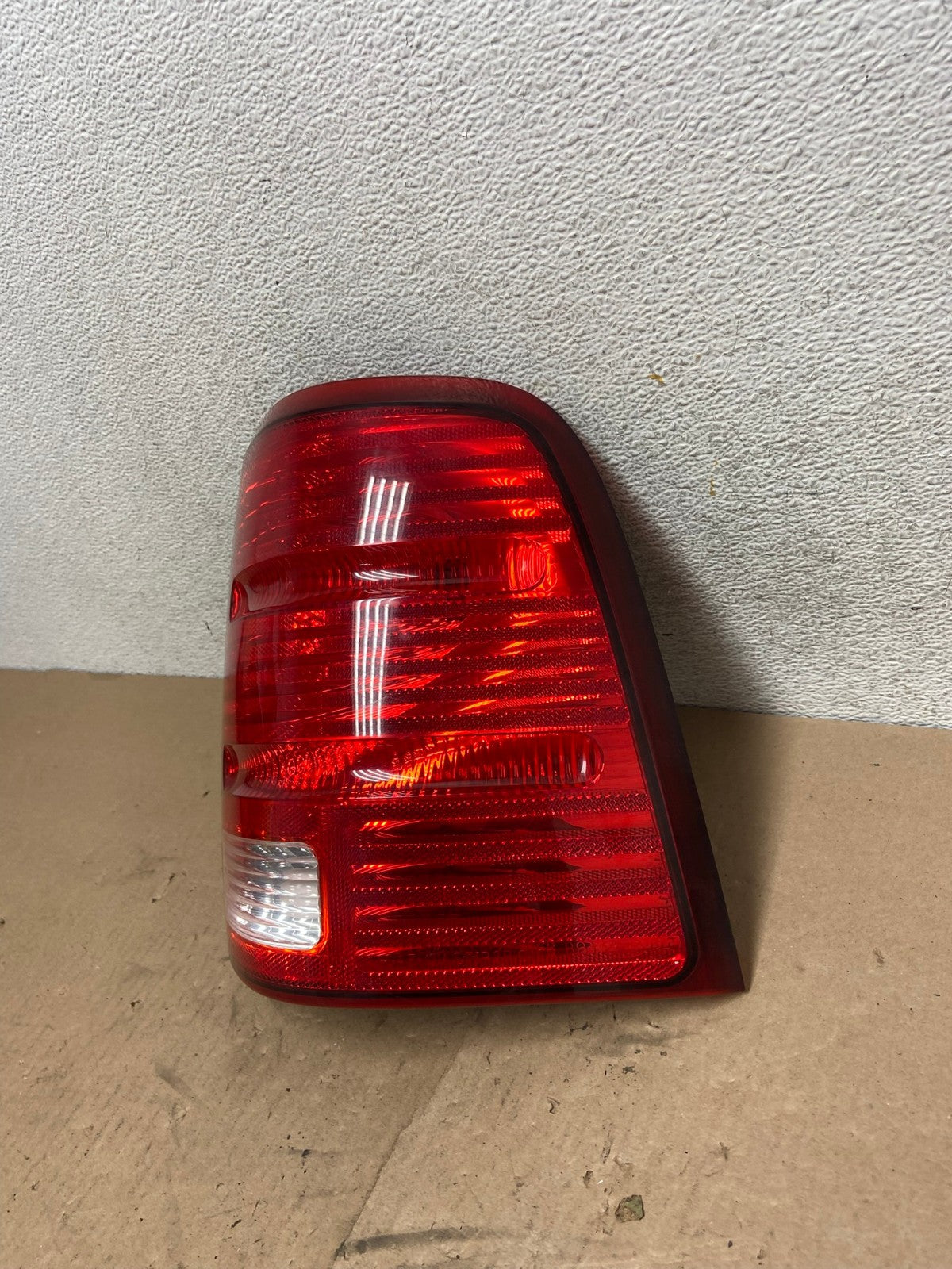 2002 to 2005 Ford Explorer Right Passenger Rh Side Tail light AG4780 LK1
