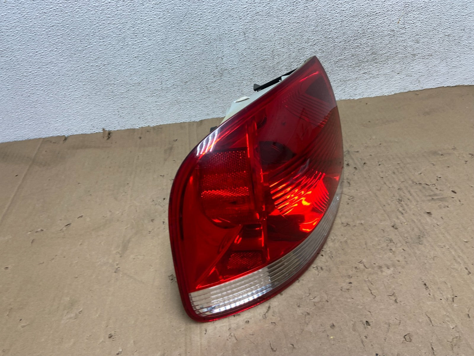 2004-2007 Volkswagen Touareg Lh Driver Left Side Tail Light AE9353 LK2
