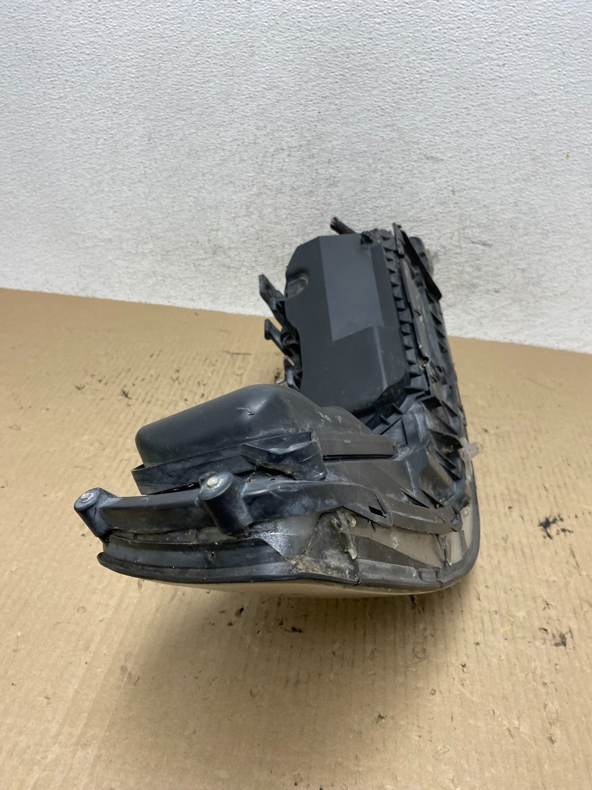 2005 to 2011 Lincoln Town Car Left Driver LH Side Headlight AF6062 DW8