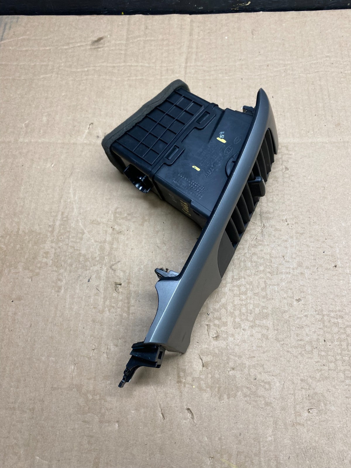 2006 - 2012 Kia Sedona Entourage Left Driver Center Air Vent y9903 DG1