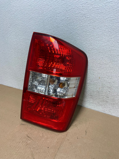 2006 to 2011 Kia Carnival Sedona Right Passenger RH Side Tail Light AG4594 LK1