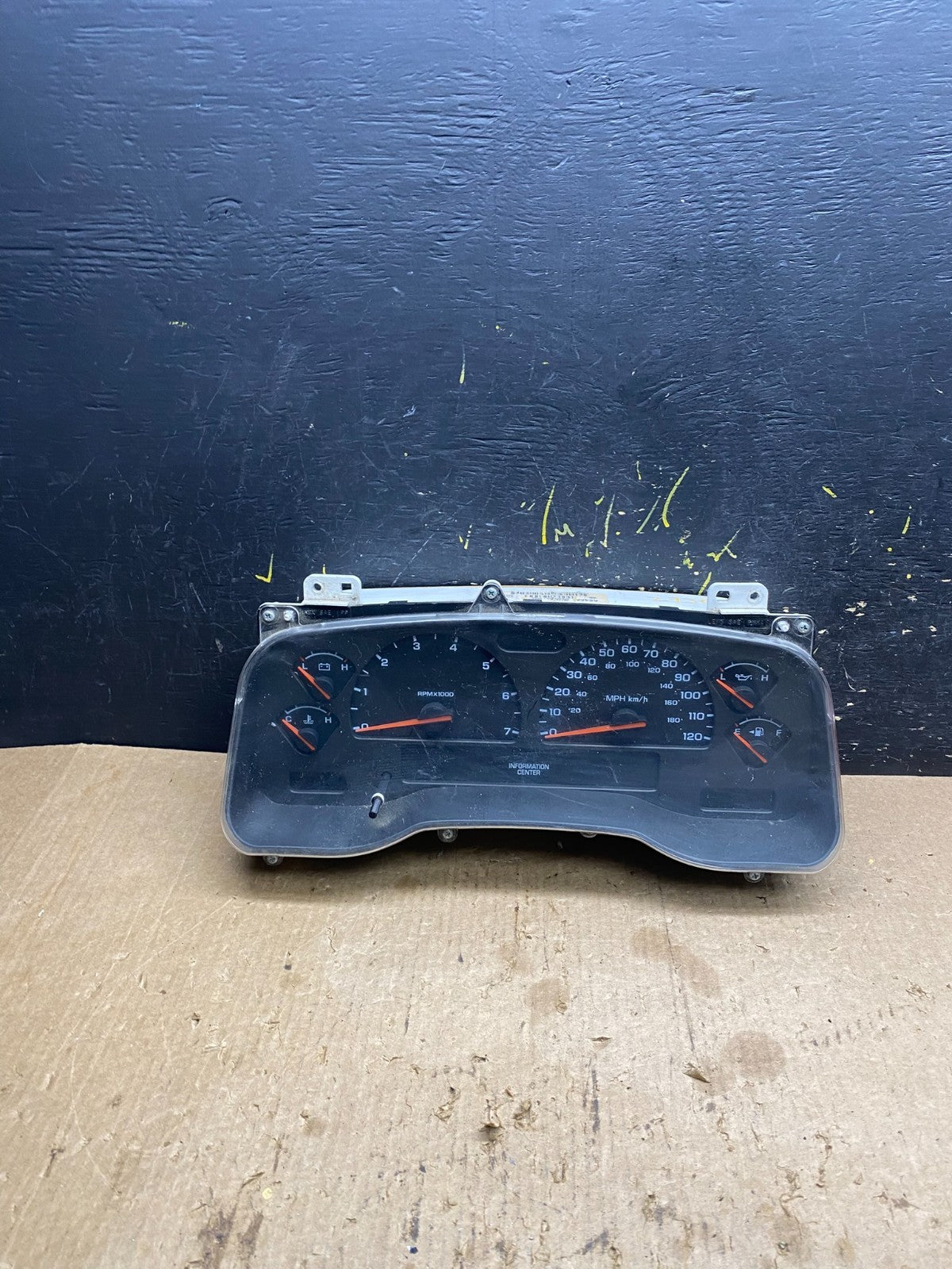 2003 Dodge Durango 4.7L Speedometer Instrument Cluster Gauge OEM Z7365 DG0
