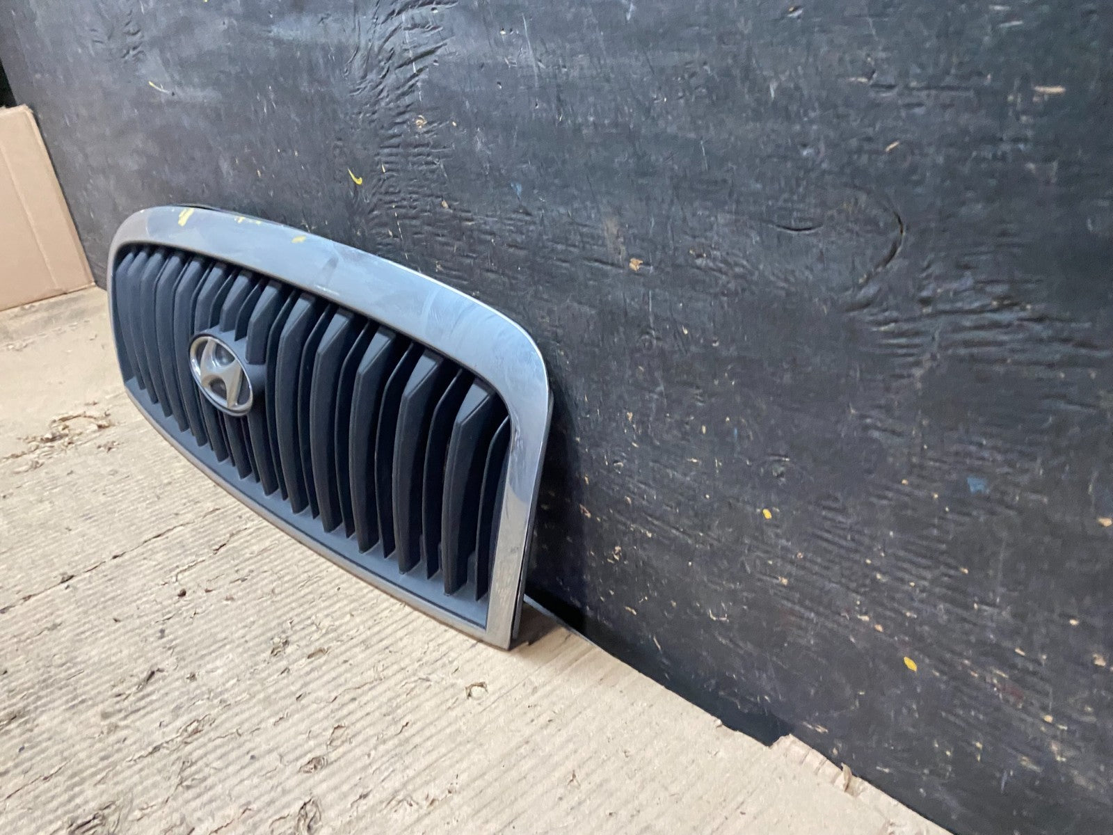 2001 to 2005 Hyundai Sonata Front Upper Grille Grill Bumper V4329 OEM GD1