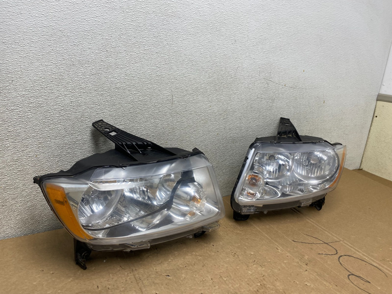 2011-2013 Jeep Grand Cherokee Left+Right Halogen Headlights U9907 DW2