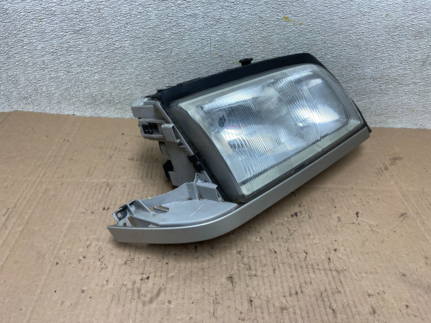 1994 - 1996 Mercedes C C220 W202 Front Right Passenger Headlight Z7813 DG2