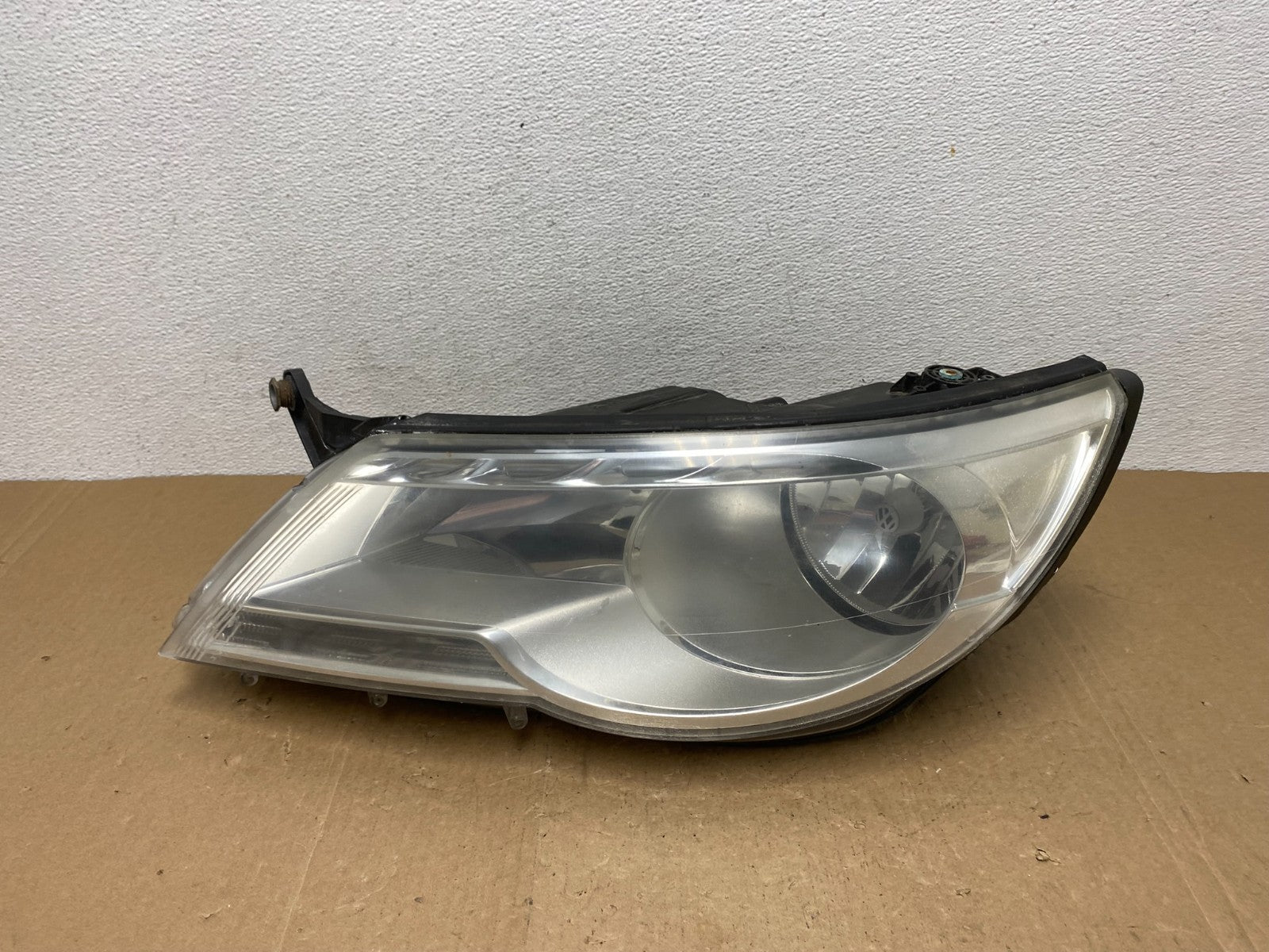 2009 to 2011 Volkswagen Tiguan Left Driver LH Halogen Headlight AC5788 DW0