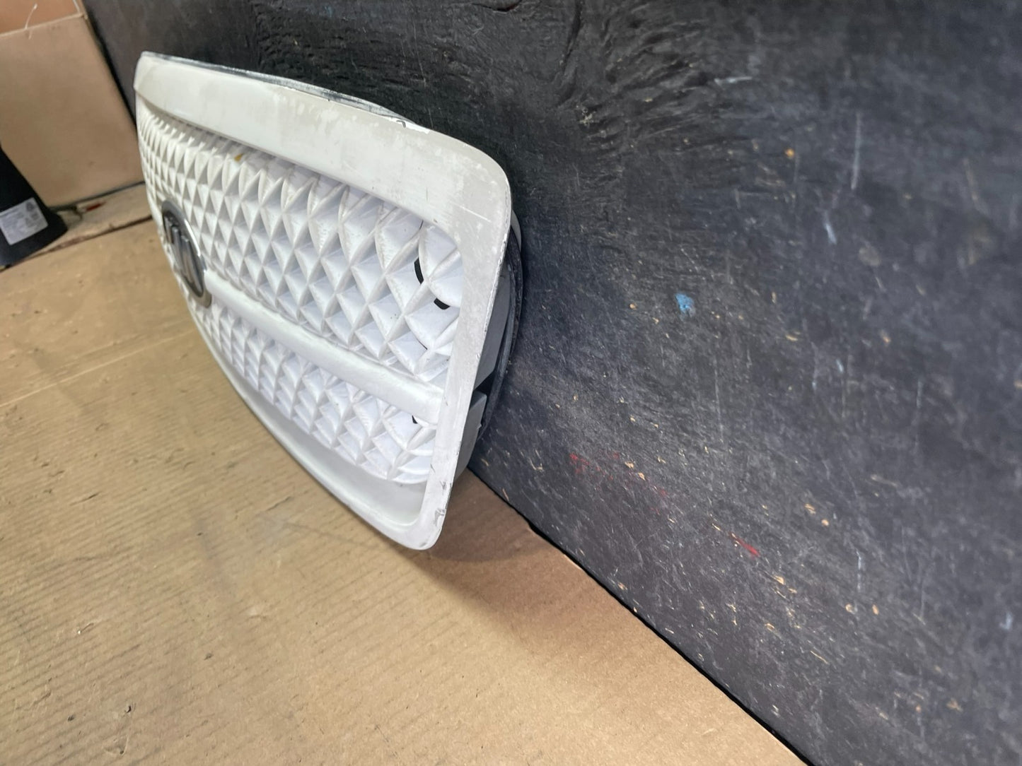 2004 to 2005 Kia Sedona Front Upper Grill Grille OEM r5396 DG1
