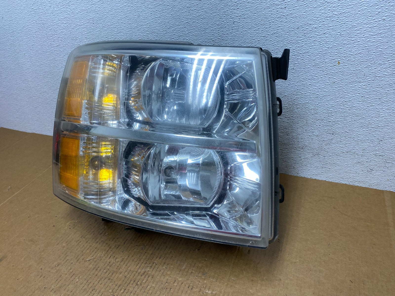 2007 to 2014 Chevrolet Silverado Right Passenger RH Side Headlight AE0688 DW1