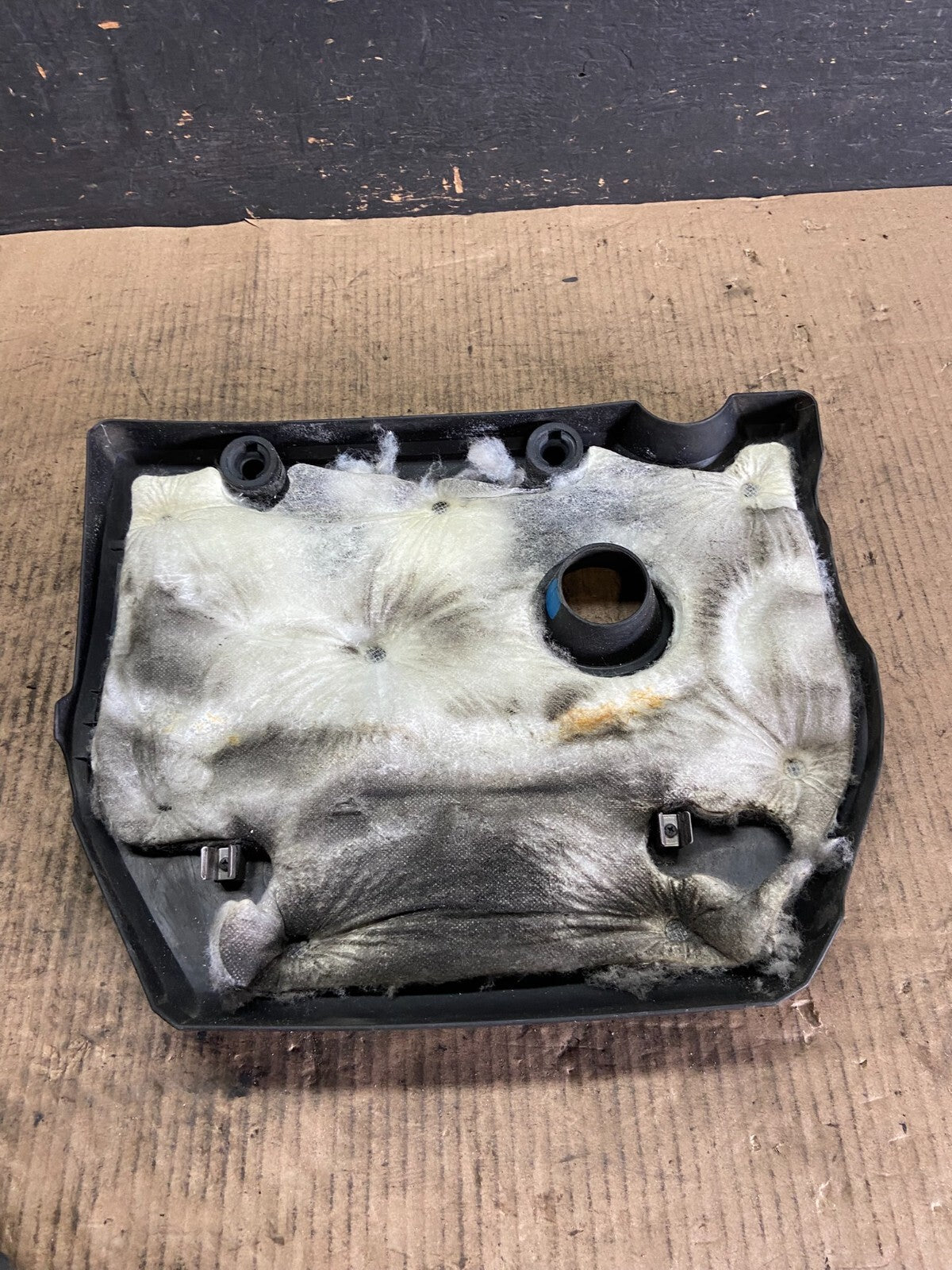 2004 to 2009 Mazda 3 DOHC 16 VALVE Engine Shield Top Cover O0976 PS5