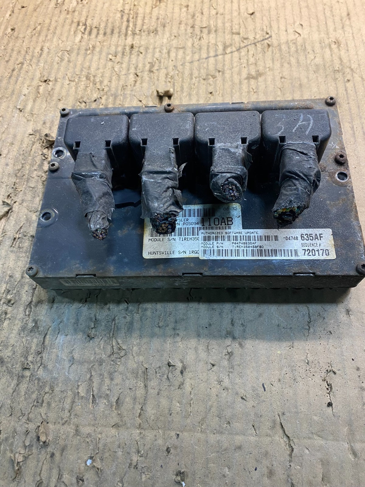 2005 Chrysler  Caravan  3.3L Engine Control Unit ECU p04748635af Y1536 DG0