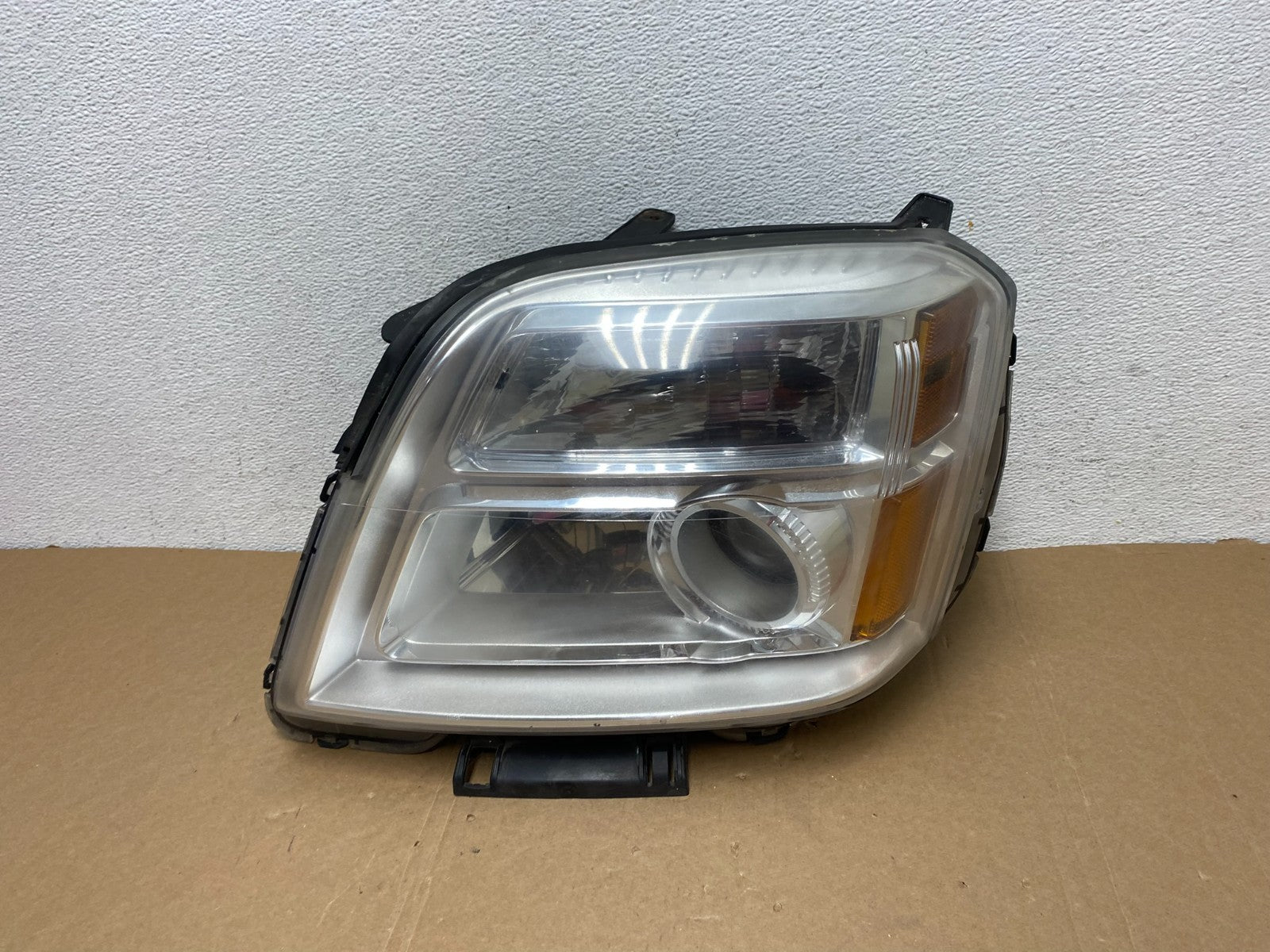 2010 to 2015 GMC Terrain Halogen Left Driver Lh Side Headlight AD7868 DW0