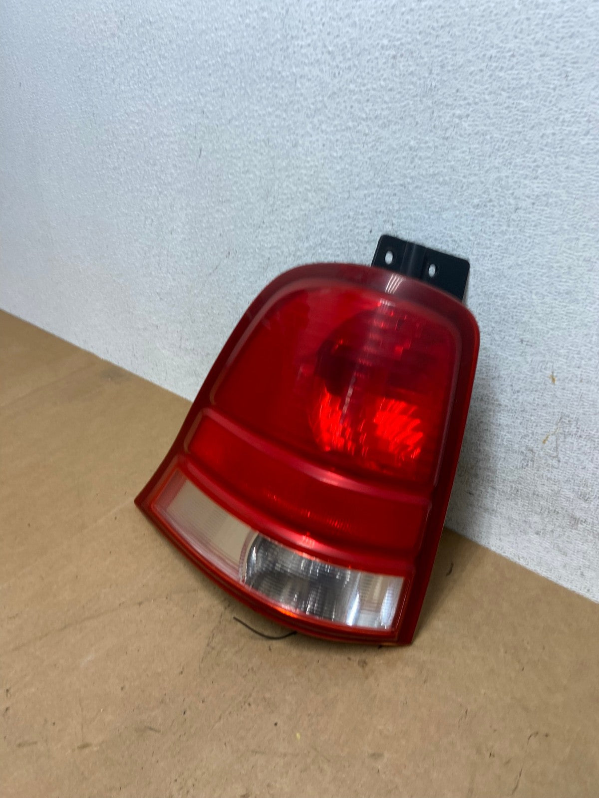 2004 to 2007 Ford Freestar Left Driver LH Side Tail Light AE3108 LK1