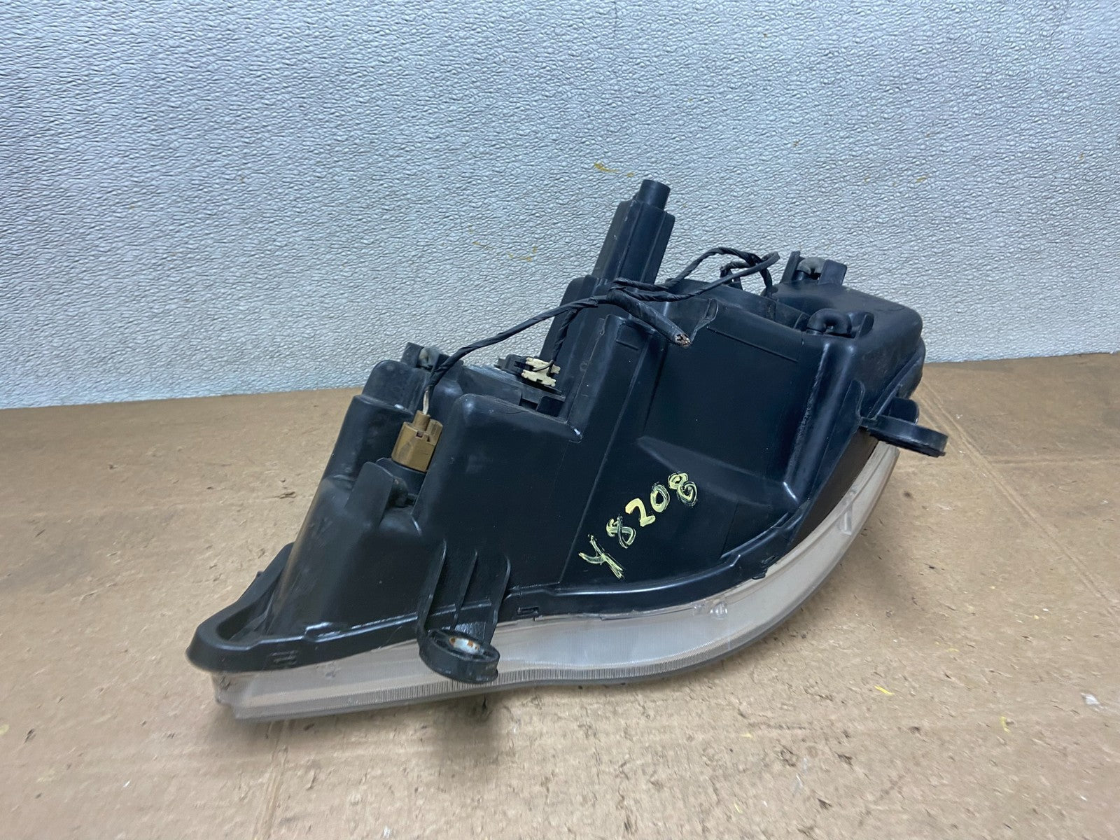 2011 to 2016 Chrysler Town and Country Right Passenger Headlight Y8208 DW8