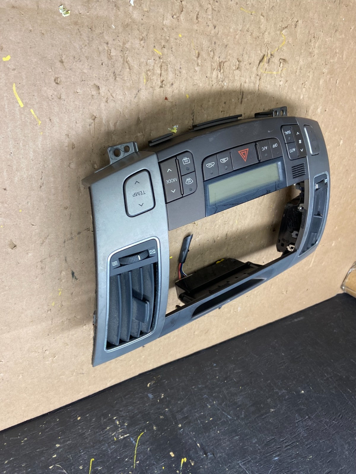 2009 to 2010 Hyundai Sonata Center Radio Climate Control Air Vent Bezel t6015 DG2