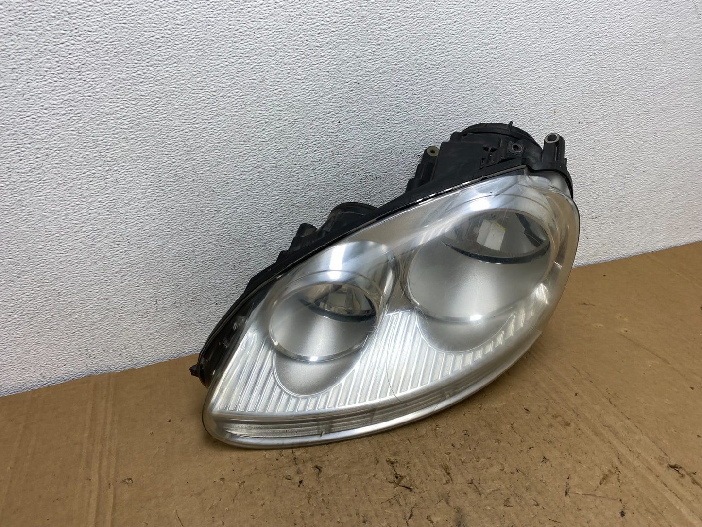 2005 to 2010 Volkswagen Jetta Left Driver LH Side Headlight Halogen AD3769 DW2