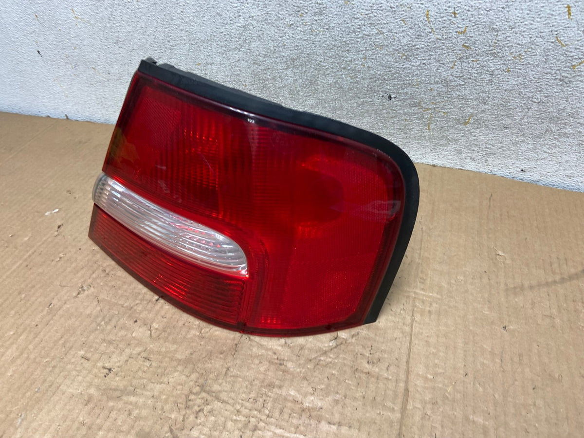 2000 to 2001 Nissan Altima Tail Light Right Passenger Rh Side AI8222 LK1