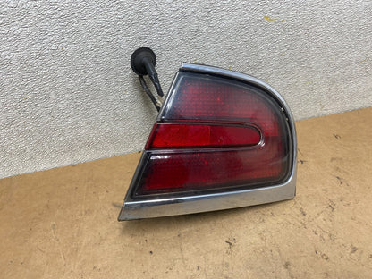 1997-1998 Buick Park Avenue Ave Right Passenger Rh Side Tail Light OEM X5642 DW0