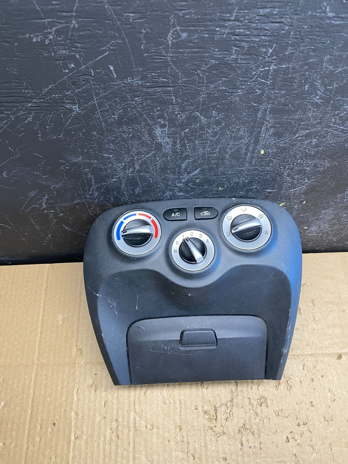 2010 to 2011 Hyundai Accent Center Heater A/C Climate Control Panel AD1878 DG0