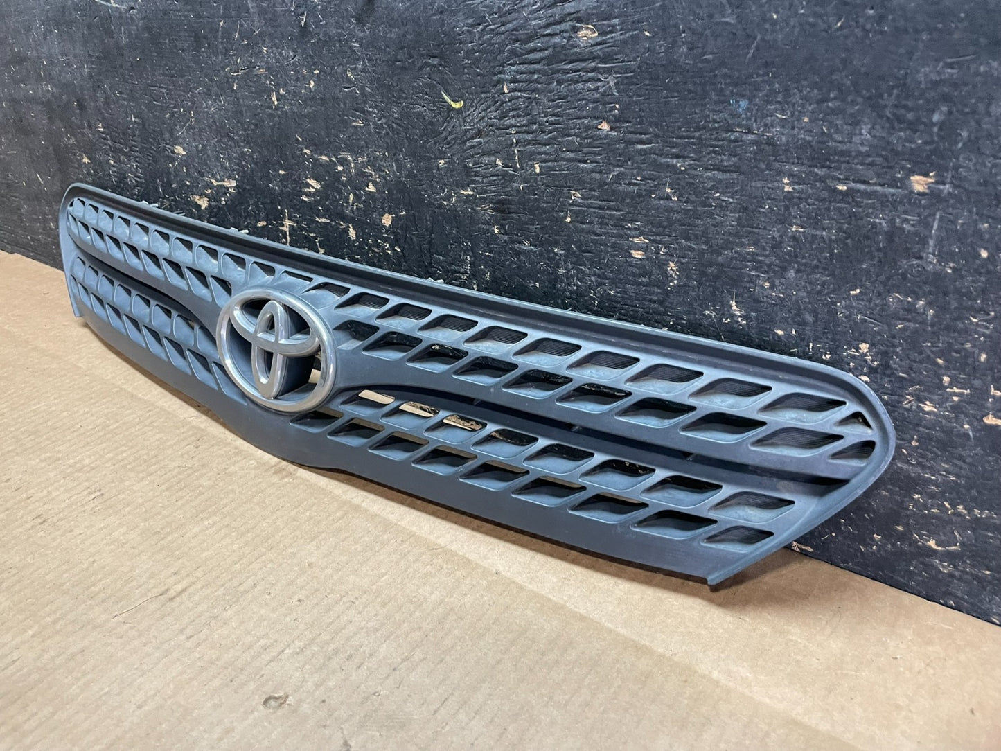 2004 to 2008 Toyota Matrix Front Upper Grill Grille Oem AA9122  DG2