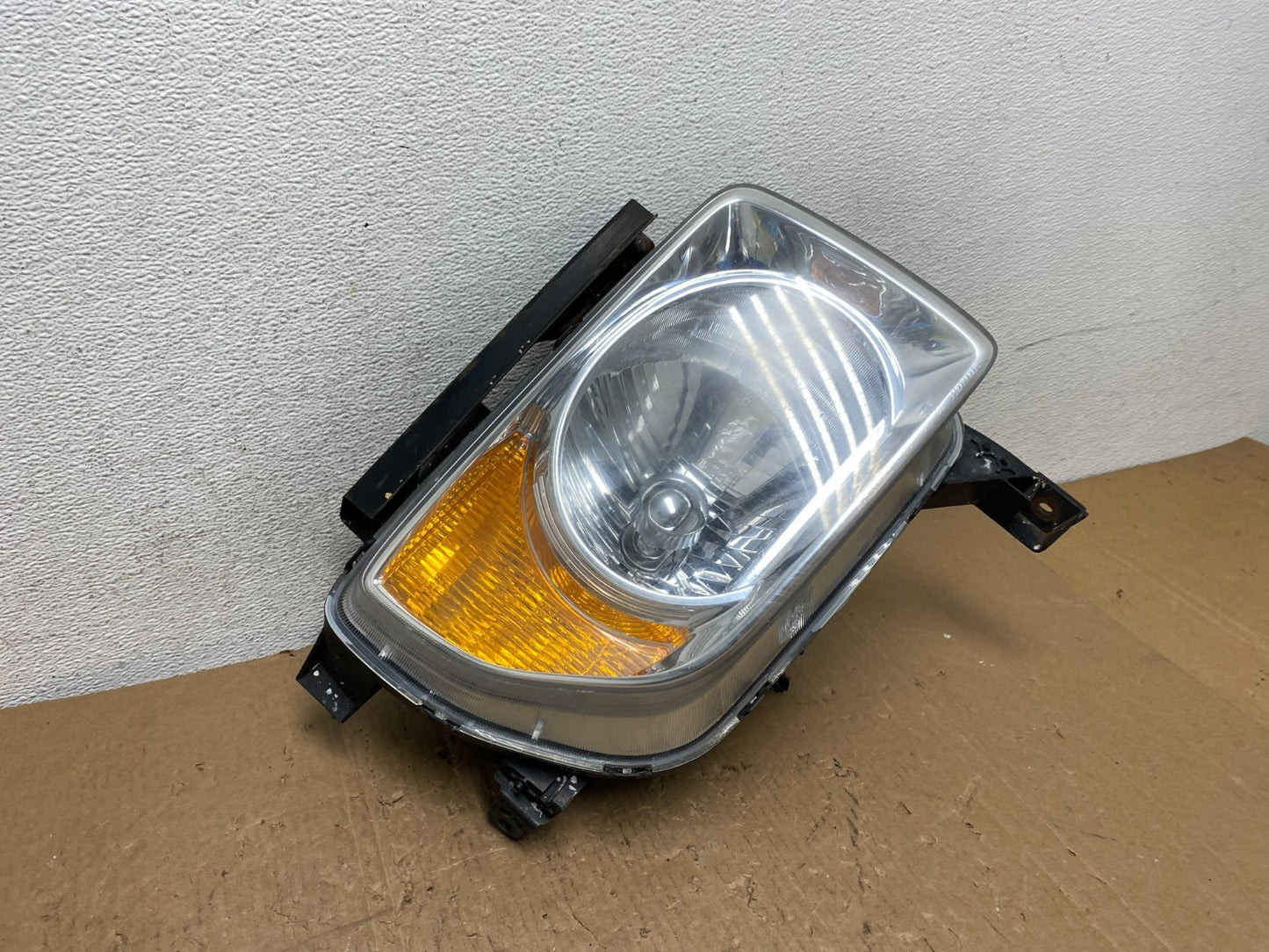 2003 to 2006 Honda Element Right Passenger Rh Side Headlight AD8206 DW2