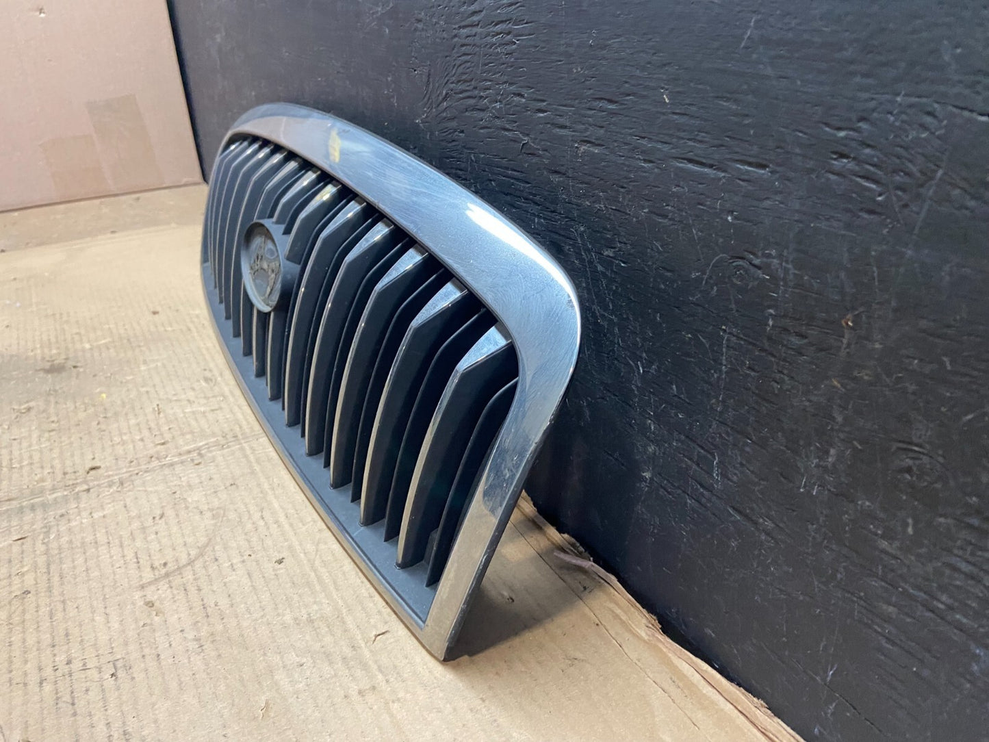 2001 to 2005 Hyundai Sonata Front Upper Grille Grill Bumper E7977 OEM DG11