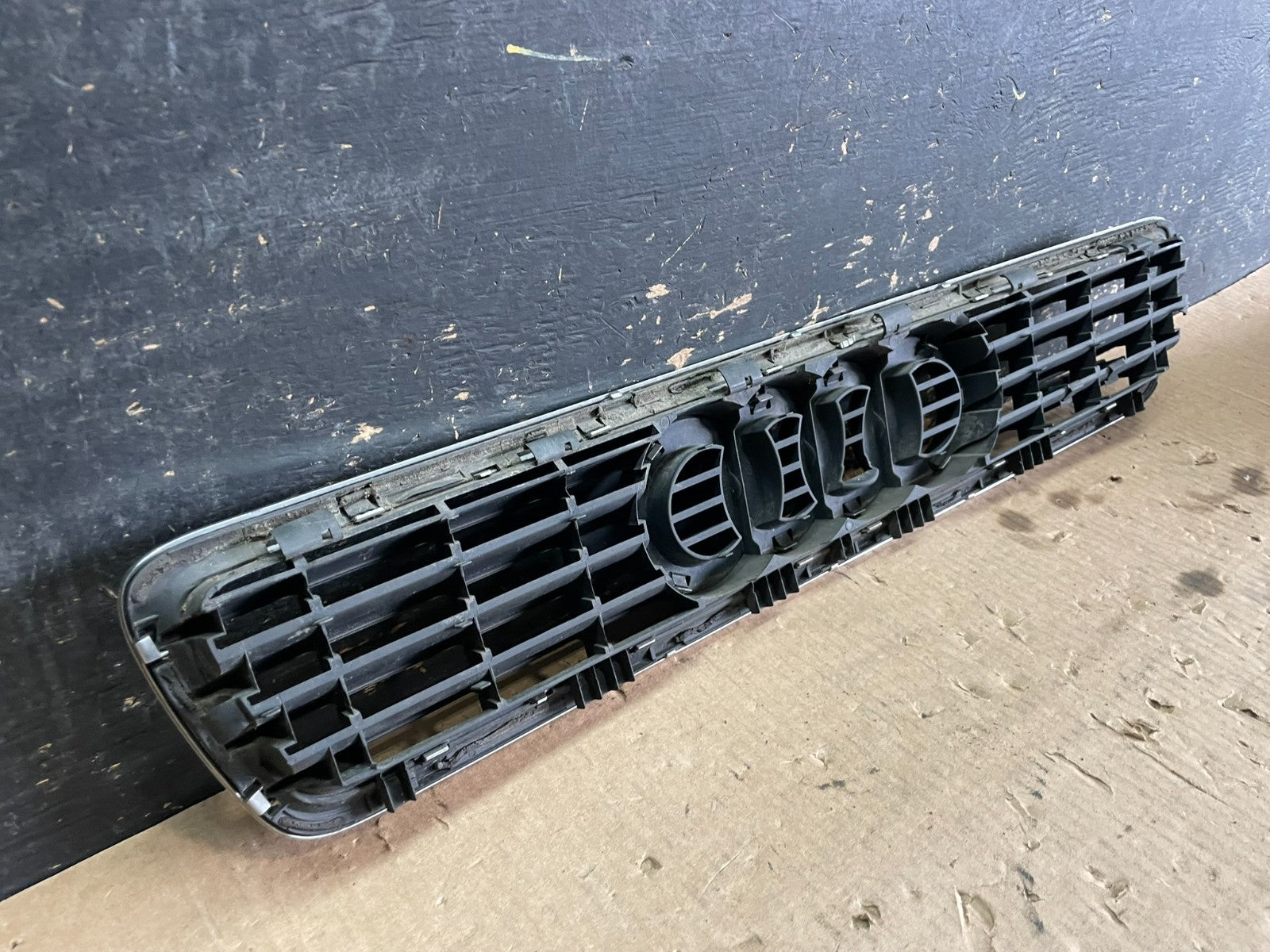 2000 to 2002 Audi A4 Upper Front Grill Grille OEM y9845 DG4