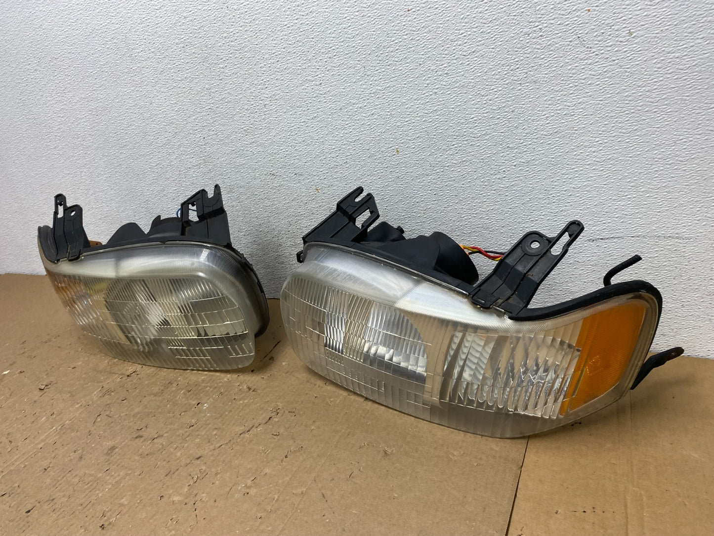 2001 - 2004 Ford Escape Headlights Left+Right Halogen Aftermarket AD8176 DG1