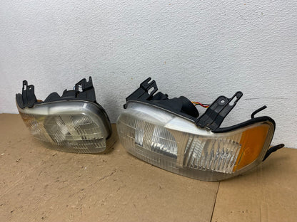 2001 - 2004 Ford Escape Headlights Left+Right Halogen Aftermarket AD8176 DG1