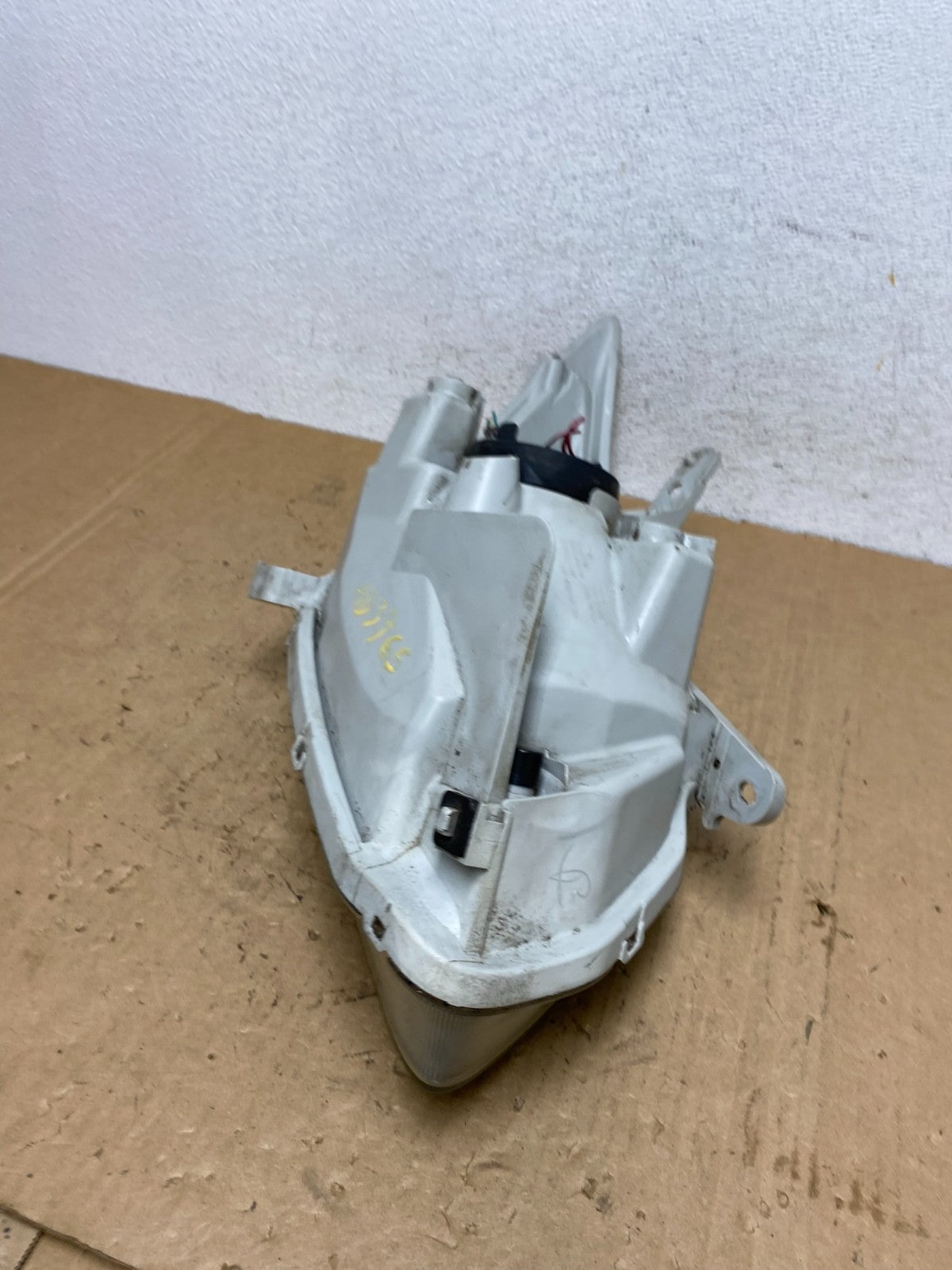 2005 to 2008 Pontiac Vibe Left Driver LH Side Headlight Halogen AD3765 DW5